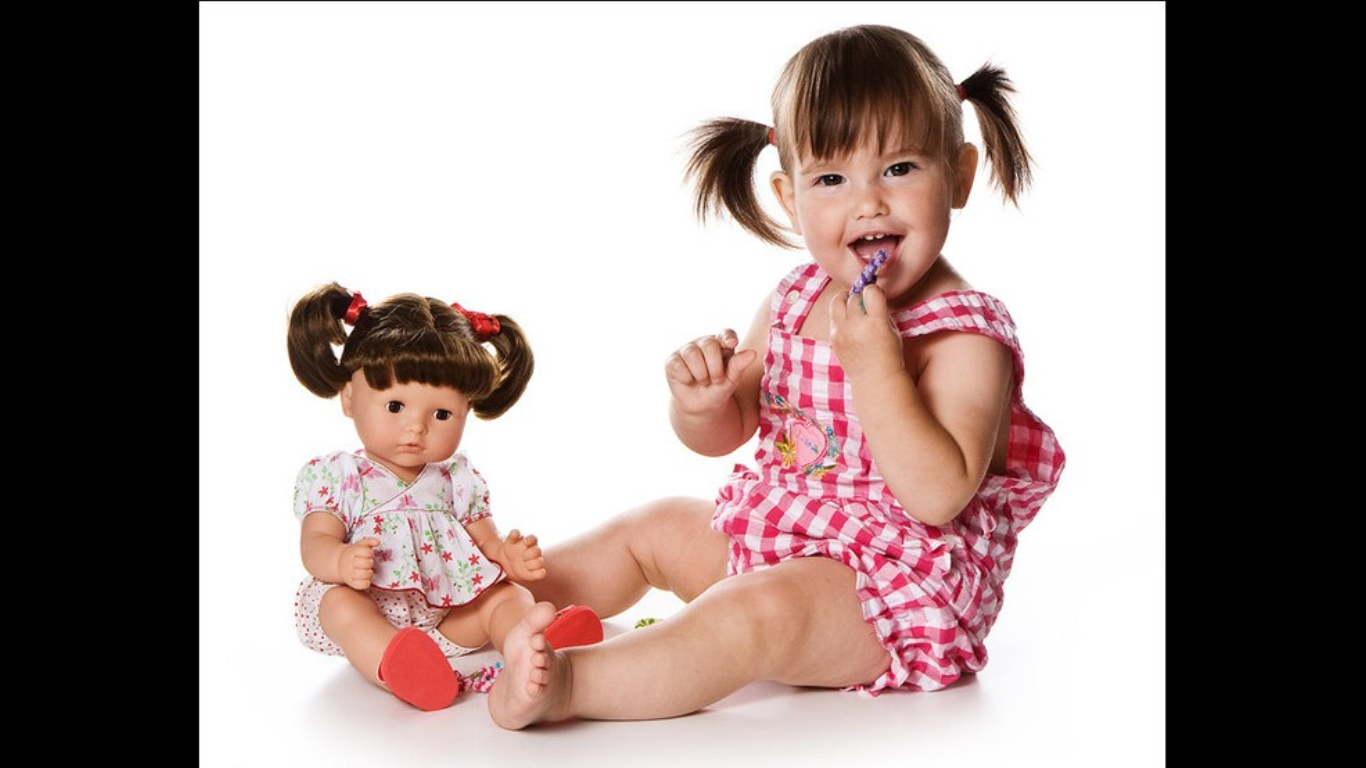 Девушка играет кукла. Куклы для детей. Маленькая девочка играет с куклой. Игра в куклы. Девочка с куклой на белом фоне.