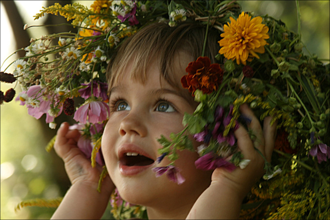 Жить и наслаждаться песня. Дети с цветами. Дети радость жизни. Цветы для детей. Девочка с цветами.