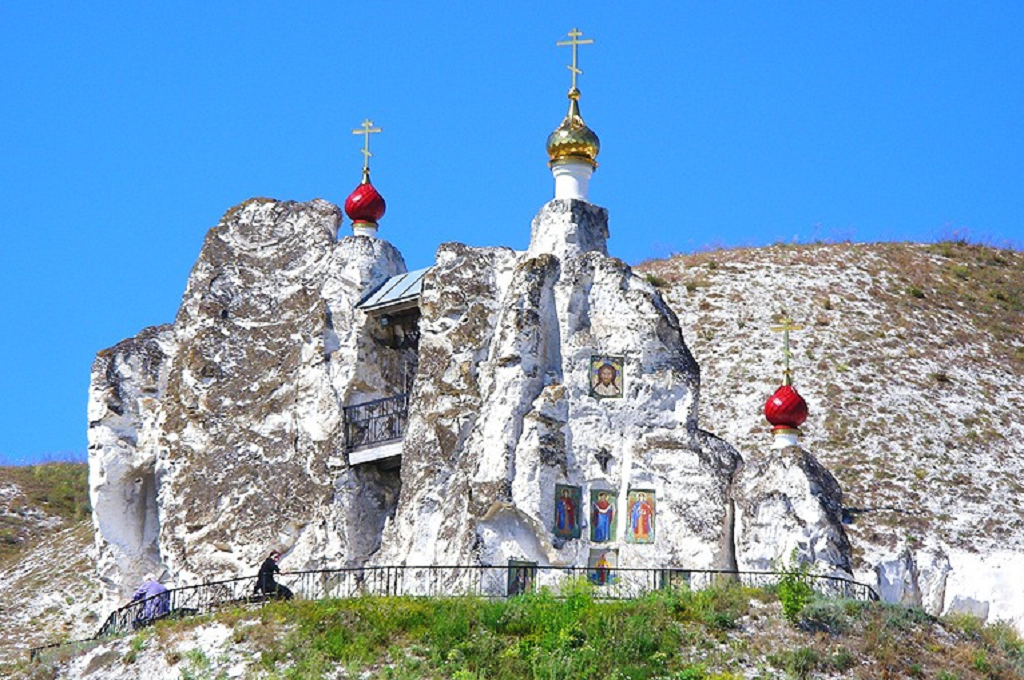 Святое место. Костомаровский монастырь Дивногорье. Дивногорье пещерные храмы. Спасский пещерный монастырь в Костомарово. Пещерный храм Костомаровский Спасский монастырь Воронежской области.